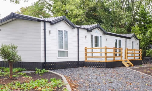 Chalet at Tŷ’n Lon dog-friendly lodge near the coast