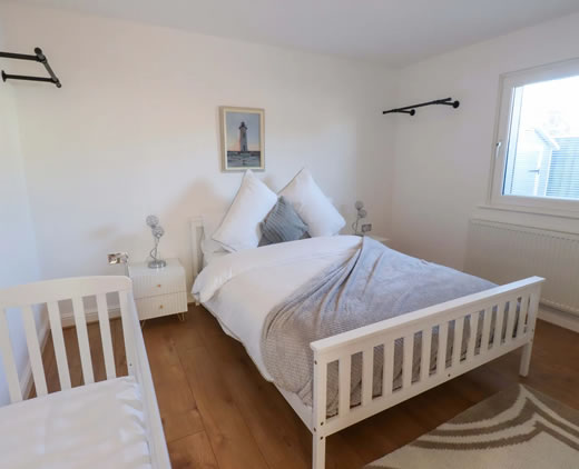 Second double bedroom at Sea Breeze Retreat holiday home in Pwllheli