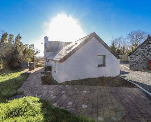 Rural surroundings and countryside views near Ty'n Lon in Chwilog