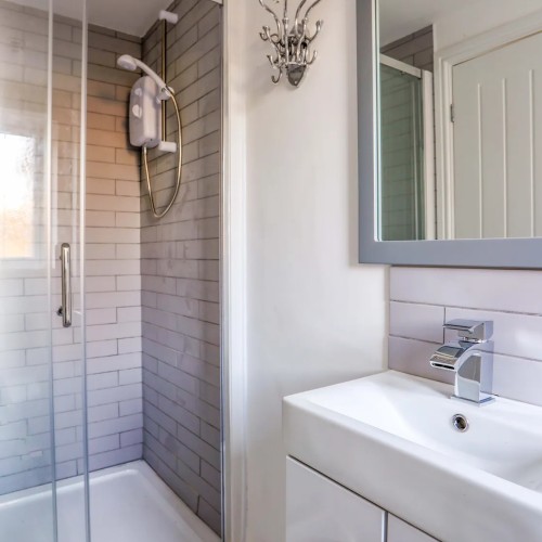 Shower room at Tyn Fridd Studio